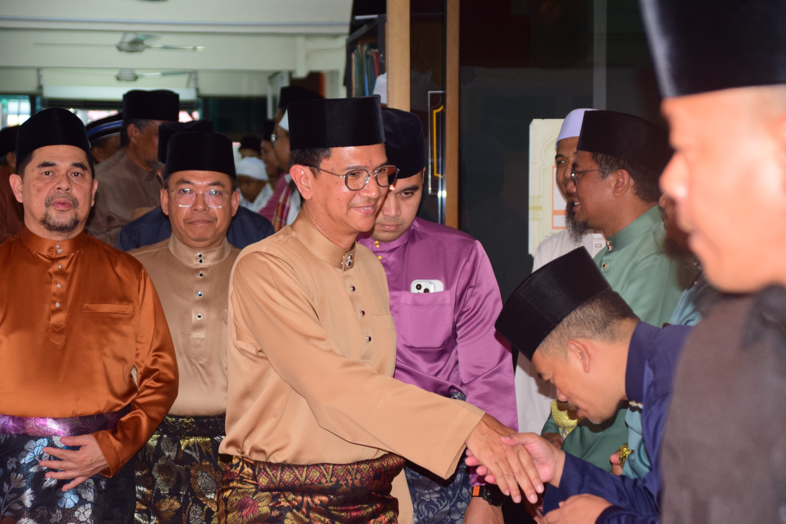 DYTM RAJA MUDA KEDAH MENUNAIKAN SOLAT FARDHU JUMAAT DI MASJID HALIM SHAH PANTAI JOHOR, ALOR SETAR