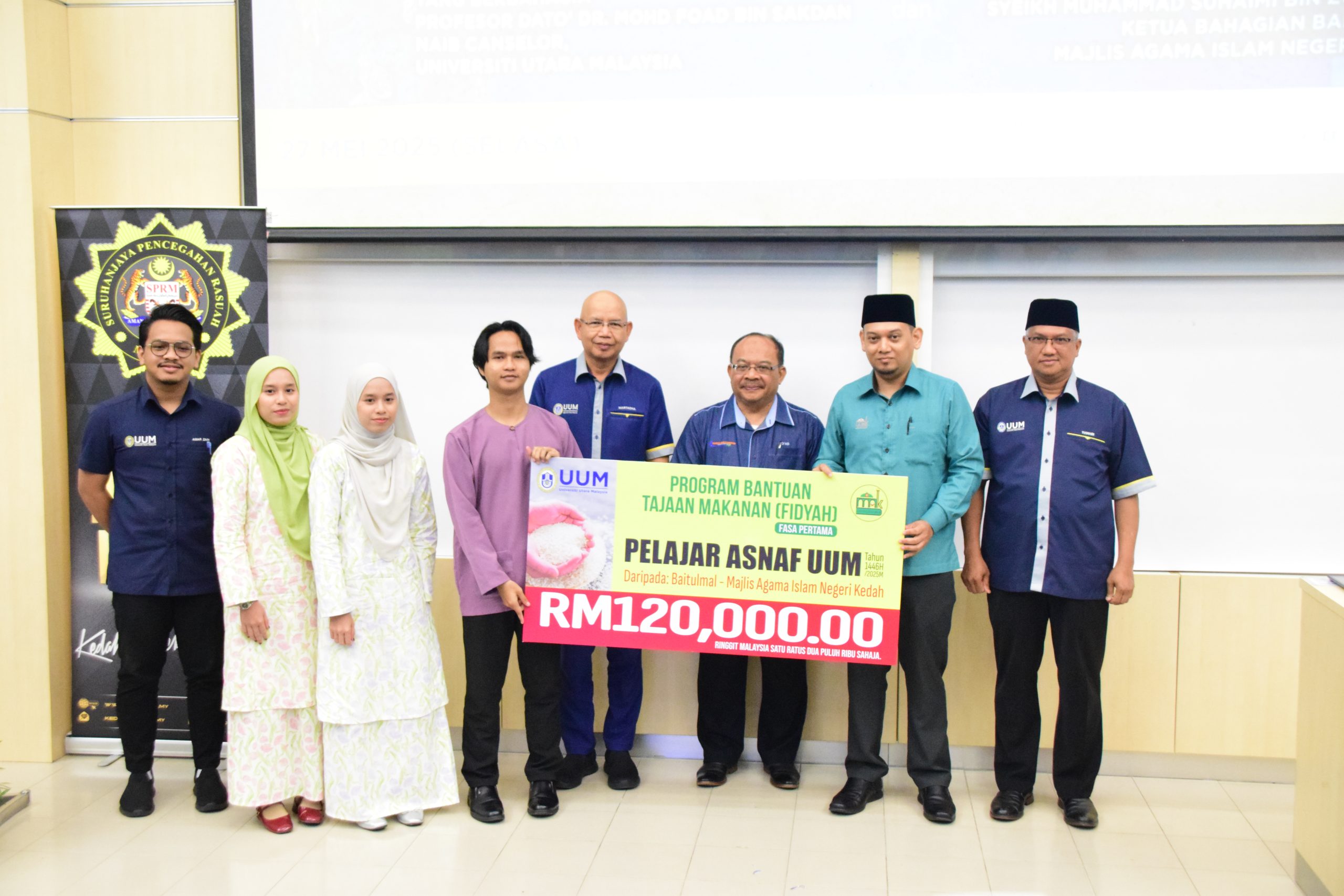PENYERAHAN CEK PROGRAM BANTUAN TAJAAN MAKANAN (FIDYAH) KEPADA PELAJAR ASNAF UUM